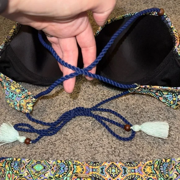 VS multi bikini bundle underwire halter crisscross 32d & Scheeky bottoms,1 ties - Picture 6 of 16